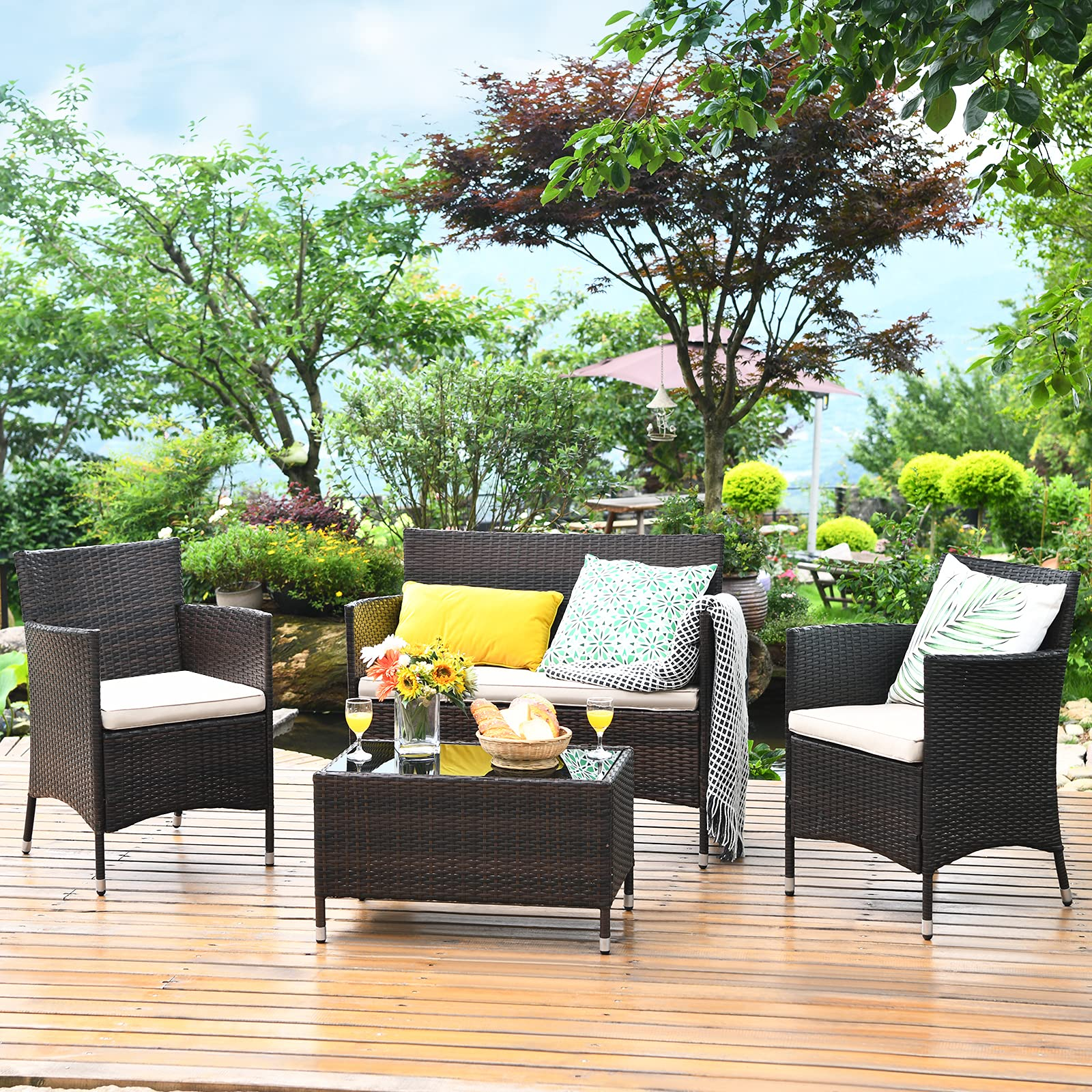 Tangkula Ensemble de conversation 4 pièces en rotin pour patio, mobilier d'extérieur en osier avec table basse en verre trempé et coussin épais